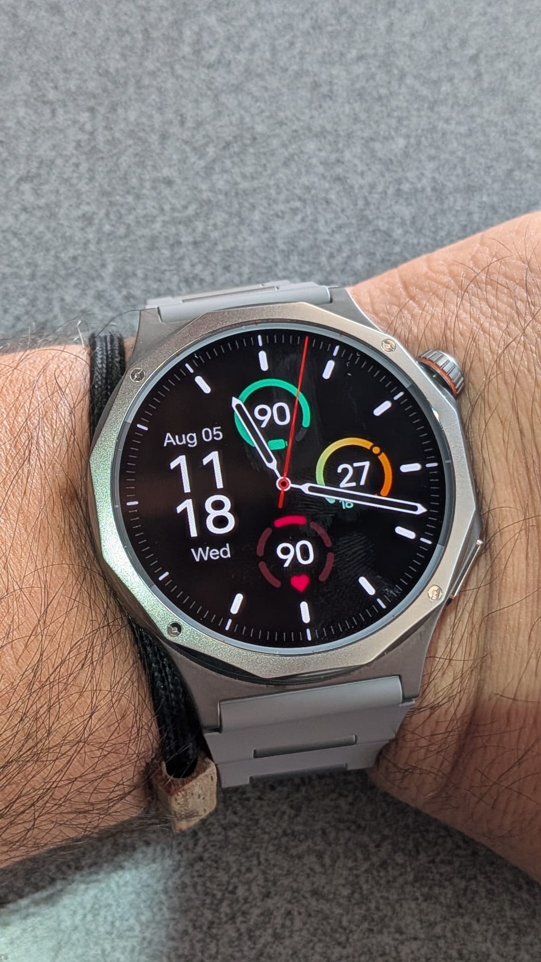 Ecrã LTPO AMOLED do OPPO Watch X3 com mostrador e métricas de saúde