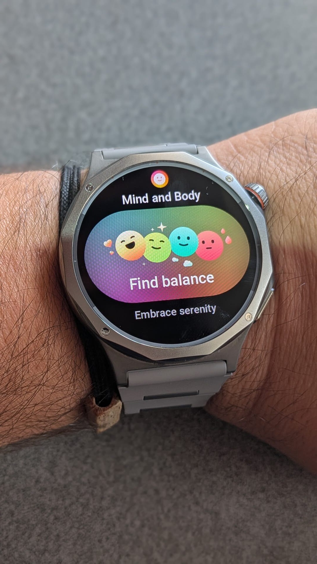 OPPO Watch X3 no pulso com a funcionalidade Mind and Body no ecrã