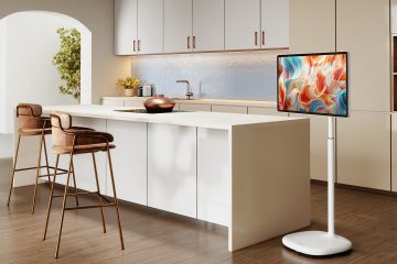 Ecrã tátil Hisense S6 RoamView na posição horizontal, montado na base com rodas numa cozinha