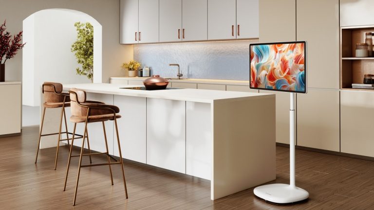 Ecrã tátil Hisense S6 RoamView na posição horizontal, montado na base com rodas numa cozinha